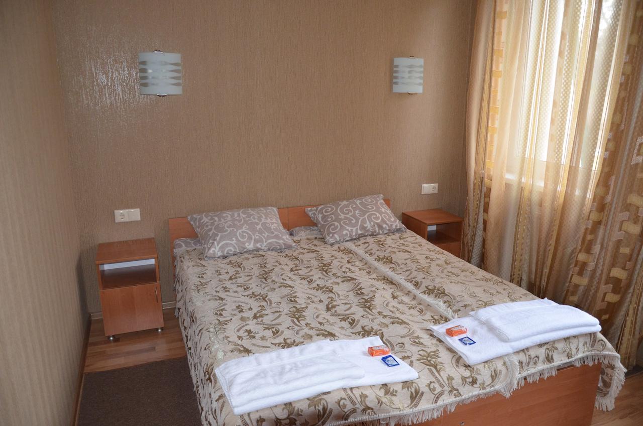 Atlant Hotel Ostroh Zimmer foto